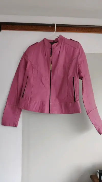 Chaqueta de cuero rosa para mujer - miniatura 1