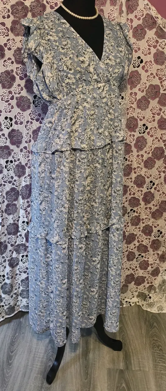 Vestido largo floral azul con volantes