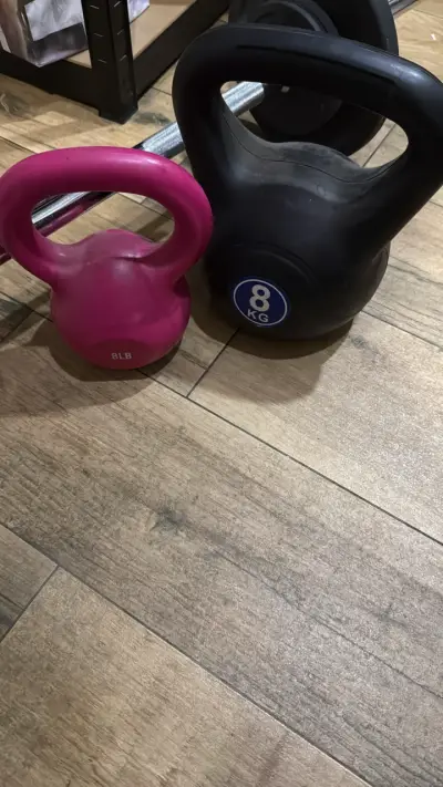 Set de pesas con kettlebells y barra - miniatura 1