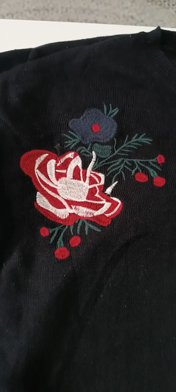 Suéter negro con bordado floral - Americanino - 5