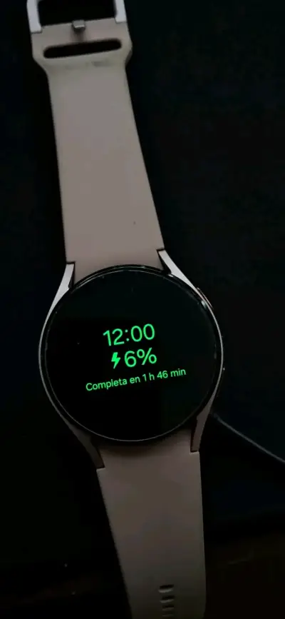 Smartwatch 4 con pantalla táctil y correa beige - miniatura 1