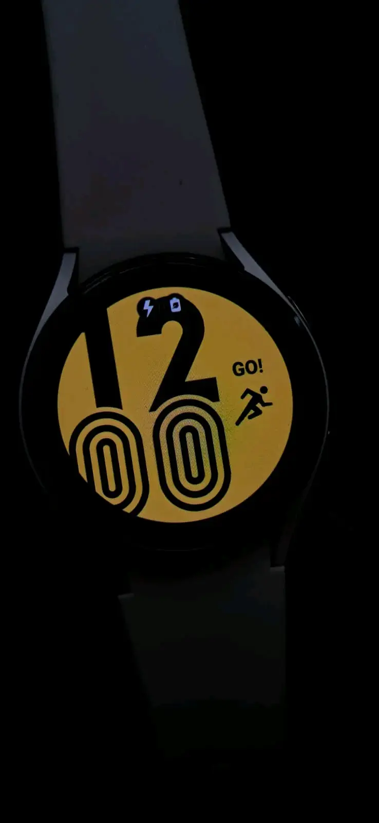 Smartwatch 4 con pantalla táctil y correa beige - 2