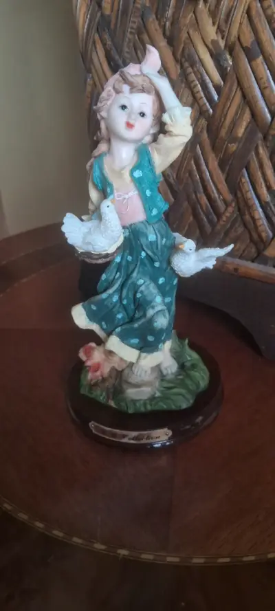 Estatuilla Decorativa Niña con Palomas - J.B. Coll - miniatura 1