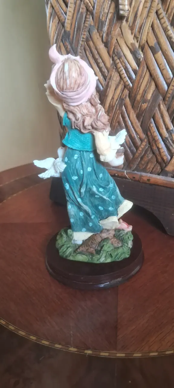 Estatuilla Decorativa Niña con Palomas - J.B. Coll - 2