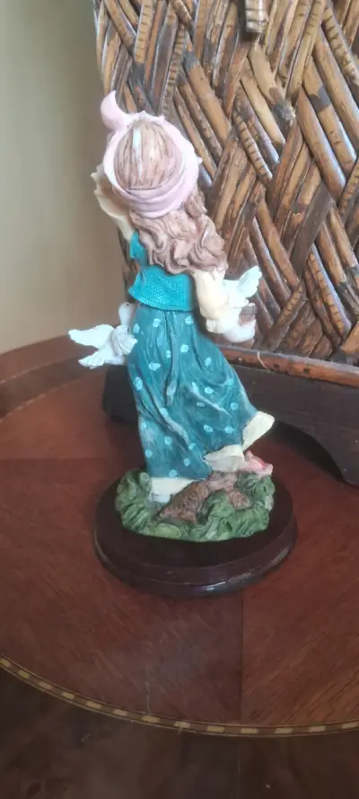 Estatuilla Decorativa Niña con Palomas - J.B. Coll - miniatura 2
