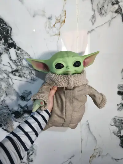 Baby Yoda con Abrigo Beige - miniatura 1