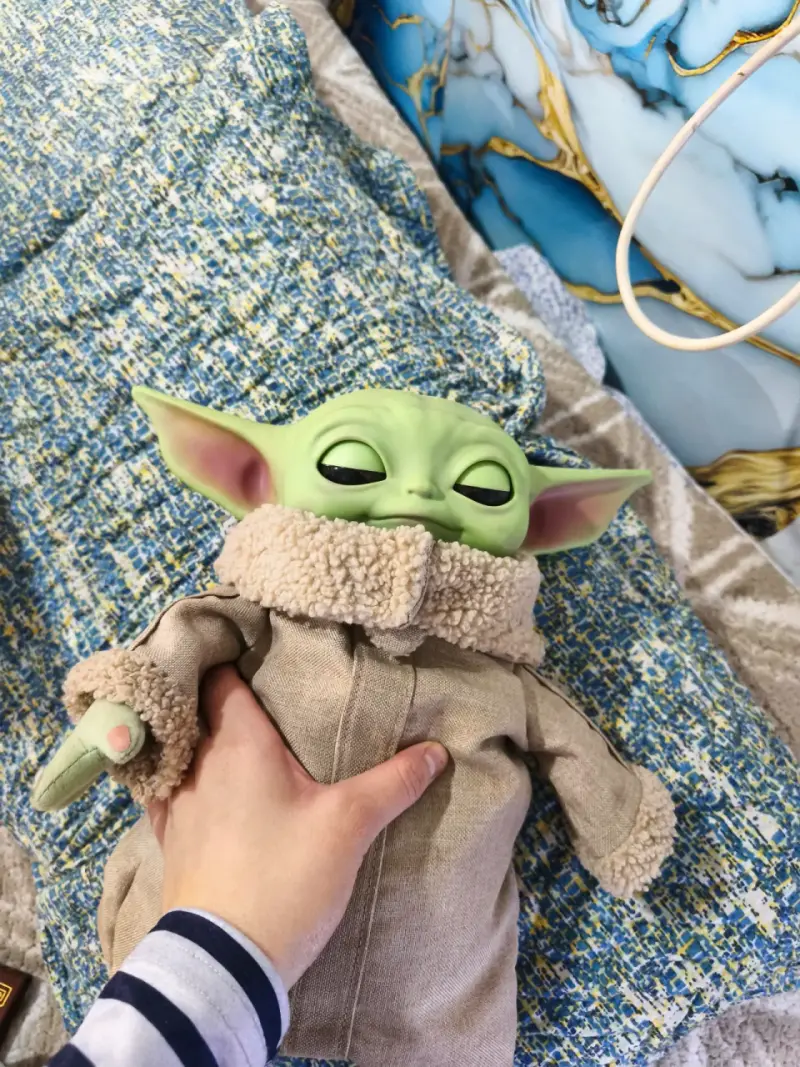 Baby Yoda con Abrigo Beige - 2