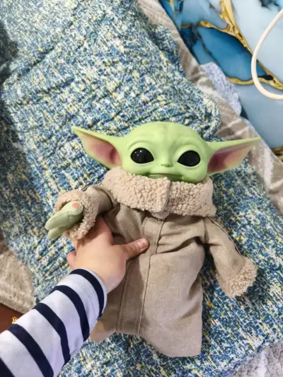 Baby Yoda con Abrigo Beige - miniatura 3
