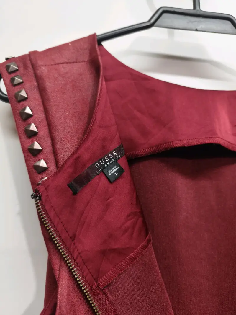 Blusa sin mangas roja Guess con tachas - 3