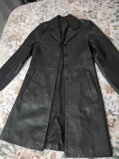 Abrigo de cuero negro para mujer - miniatura 1