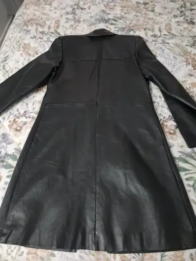 Abrigo de cuero negro para mujer - miniatura 2