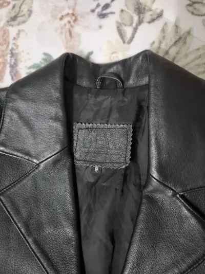 Abrigo de cuero negro para mujer - miniatura 3
