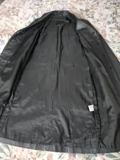 Abrigo de cuero negro para mujer - miniatura 4