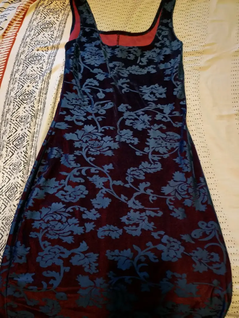 Vestido burdeo con diseño floral azul