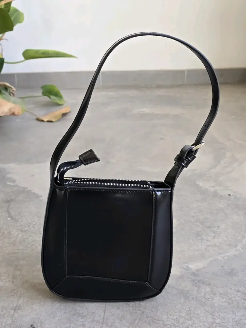 Cartera de cuero negra elegante