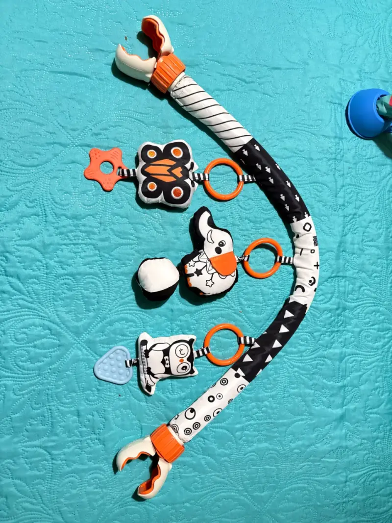 Arco de juego para coche de bebé con juguetes colgantes - 2