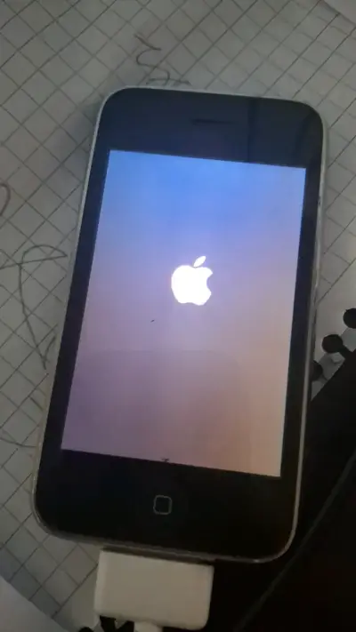 iPhone 3GS en buen estado con cargador - miniatura 1