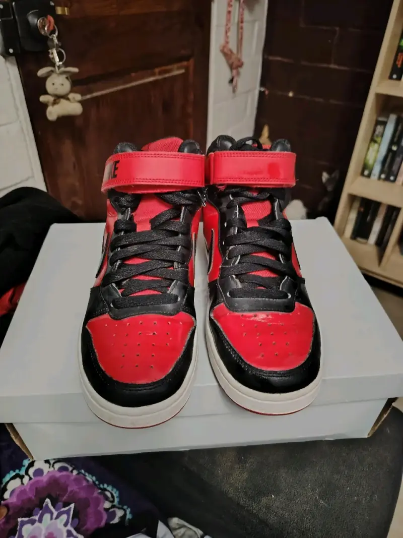 Zapatillas deportivas Nike rojas y negras - 1