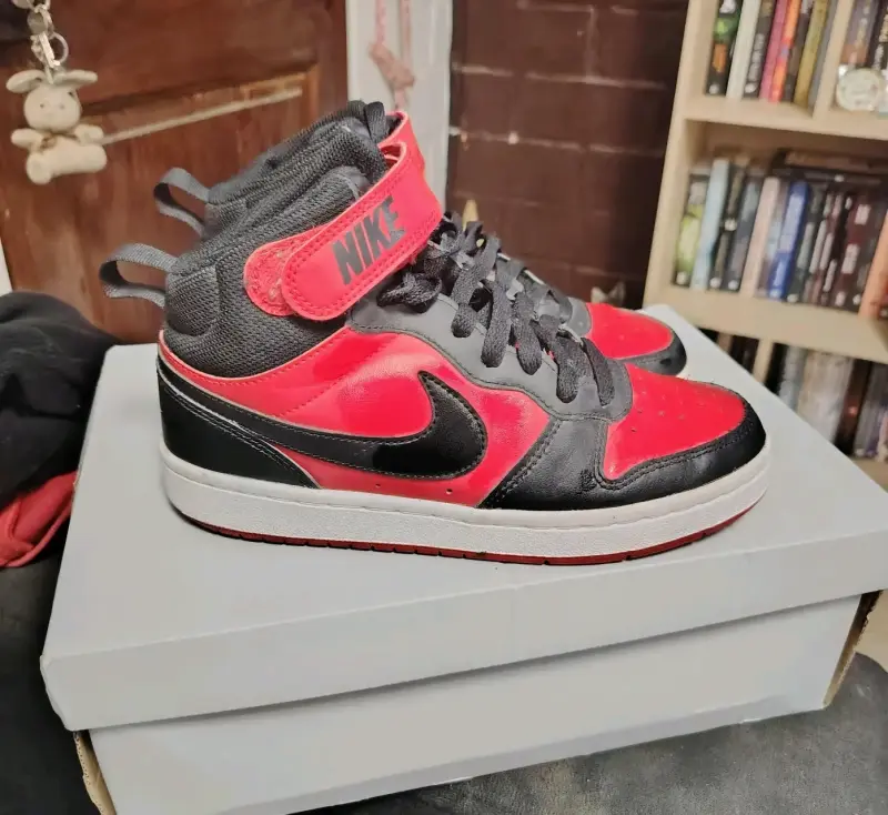 Zapatillas deportivas Nike rojas y negras - 2