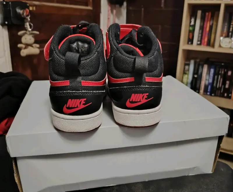 Zapatillas deportivas Nike rojas y negras - 4
