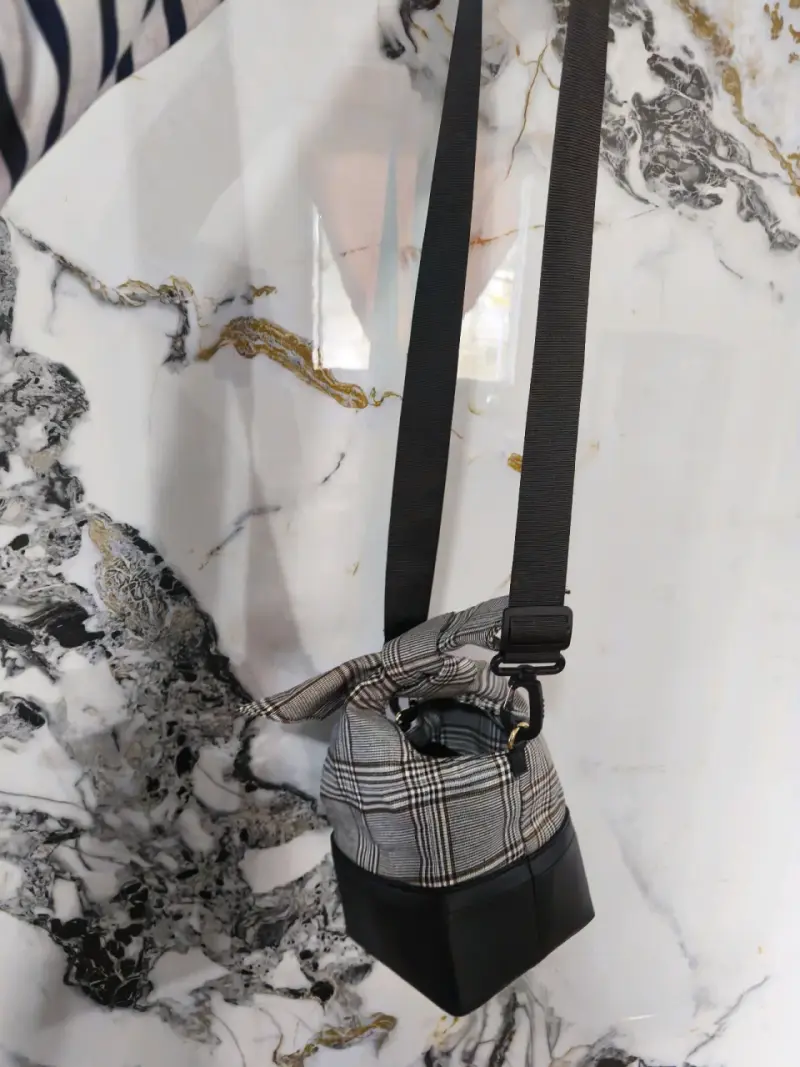 Bolso de mano a cuadros Zara con correa ajustable - 2