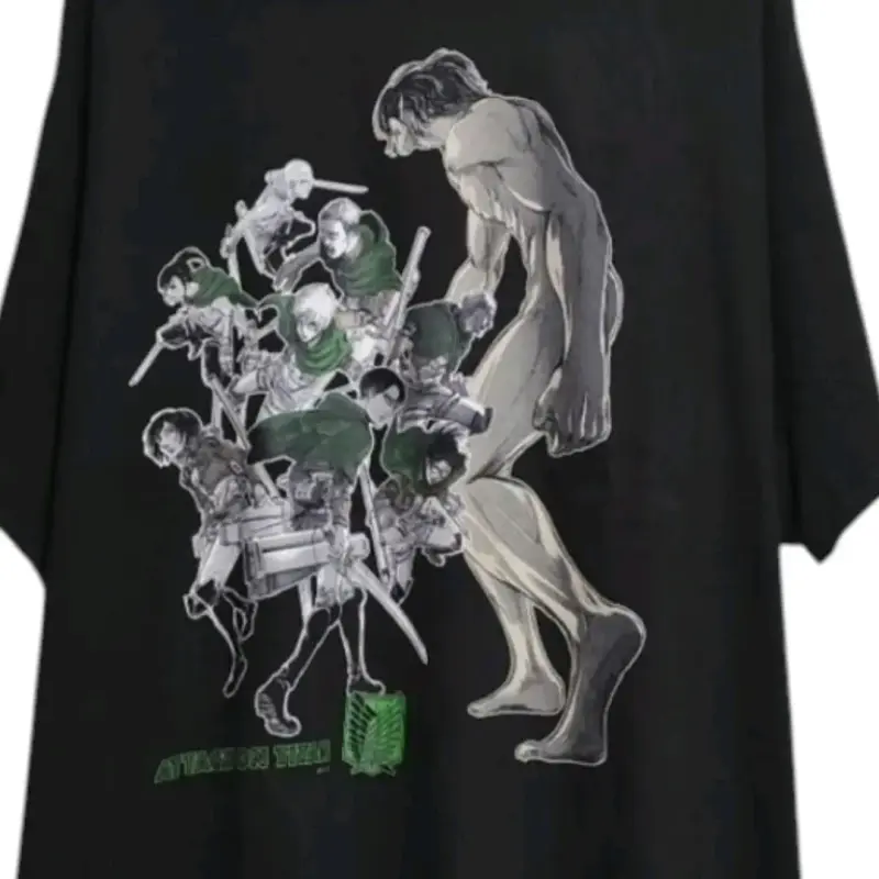 Polera negra Attack on Titan con diseño gráfico - 2