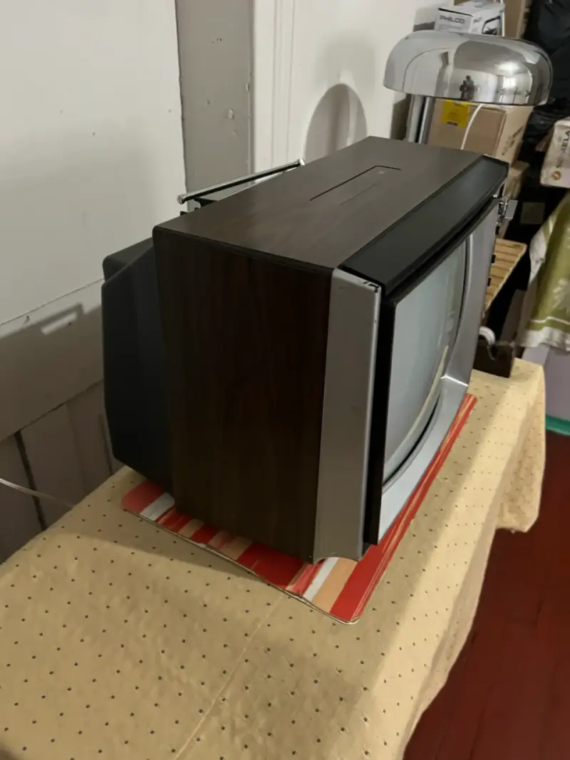 Televisor retro Mundial en buen estado - 2