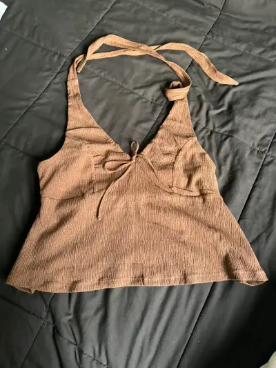 Top halter marrón con diseño fruncido - miniatura 1