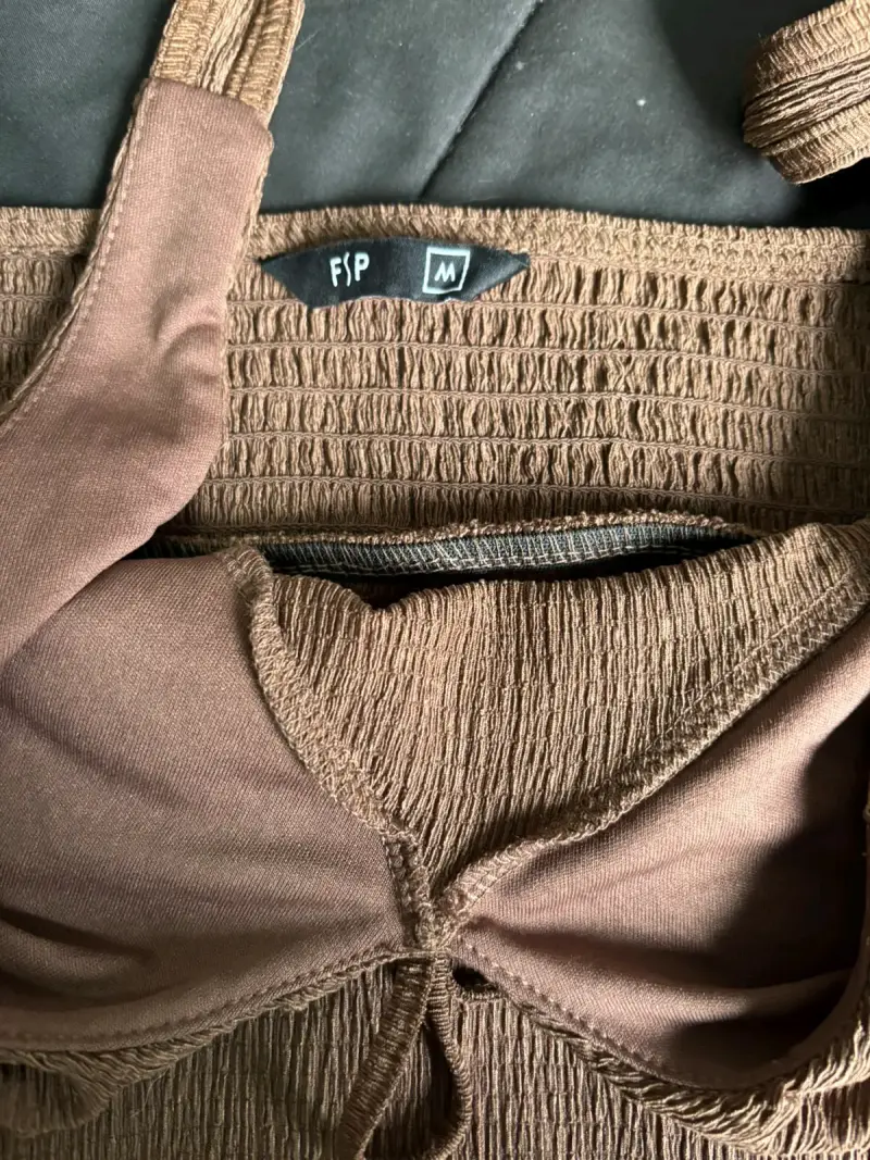 Top halter marrón con diseño fruncido - 2