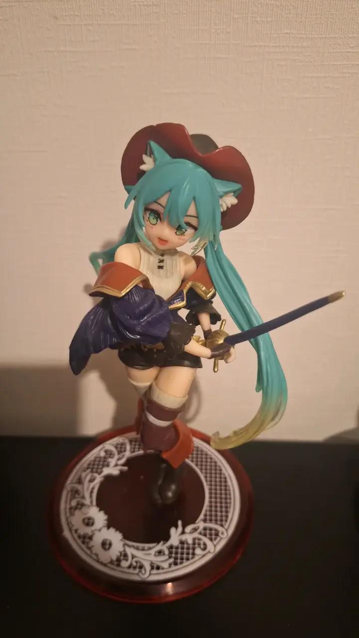 FIGURA HATSUNE MIKU CON ESPADA