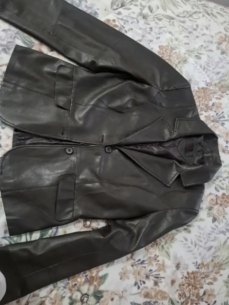 Chaqueta de cuerina - café oscura - talla L - 1