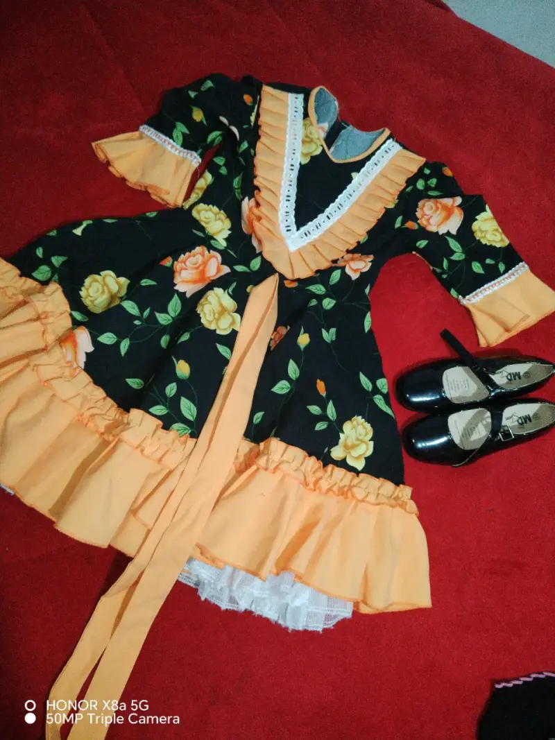 Vestido de baile folclórico con zapatos negros - 1