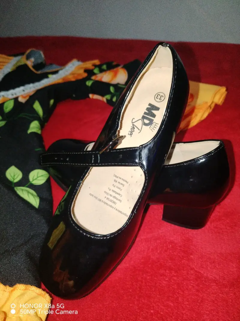 Vestido de baile folclórico con zapatos negros - 2