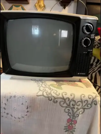 Televisor Blanco y Negro Kitachi - miniatura 1