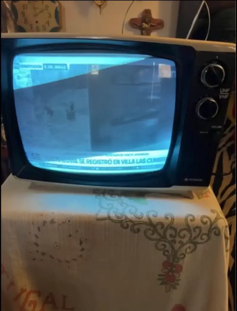 Televisor Blanco y Negro Kitachi - 4