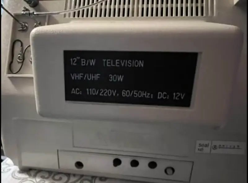 Televisor Blanco y Negro Kitachi - 5