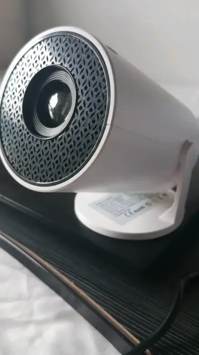 Proyector LED portátil blanco con puertos HDMI - miniatura 1