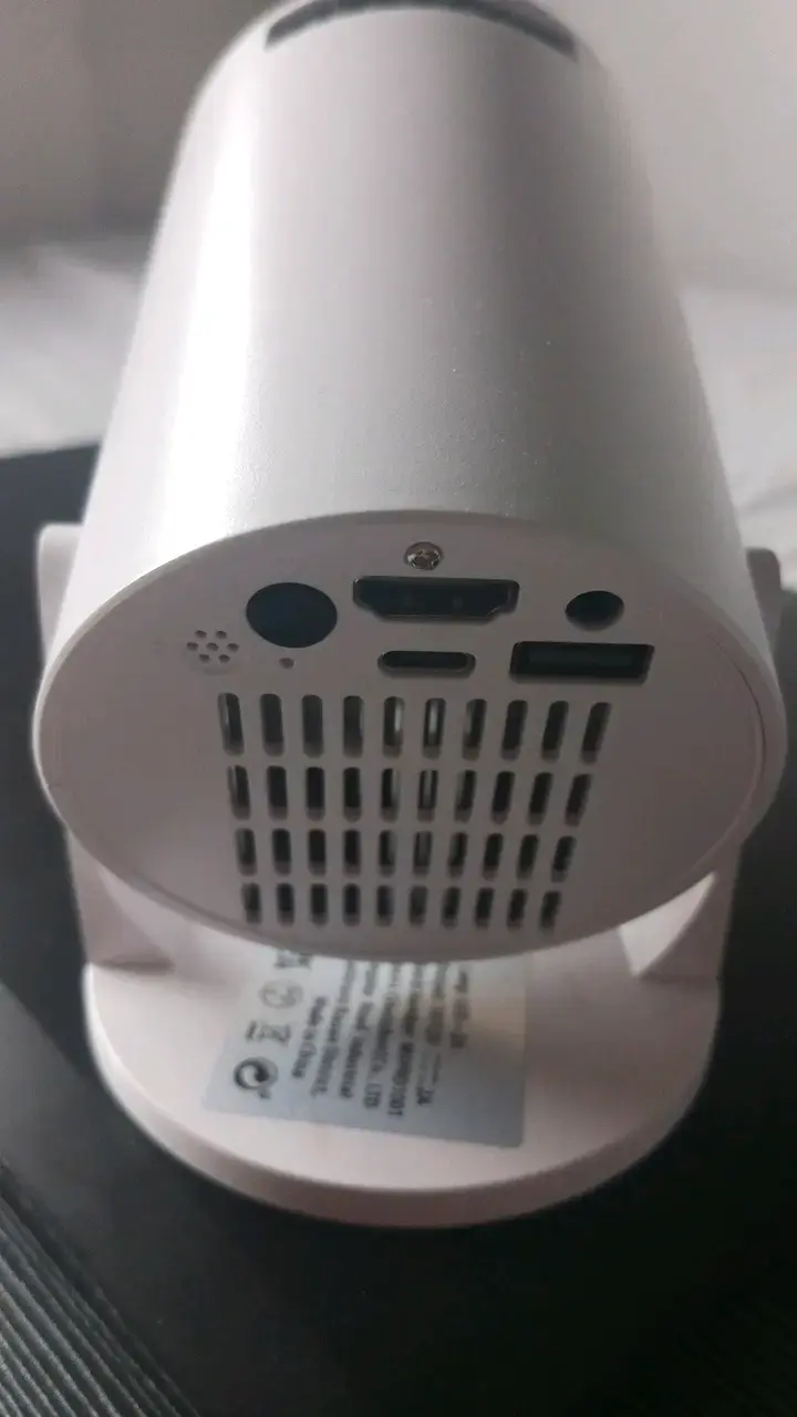 Proyector LED portátil blanco con puertos HDMI - 2