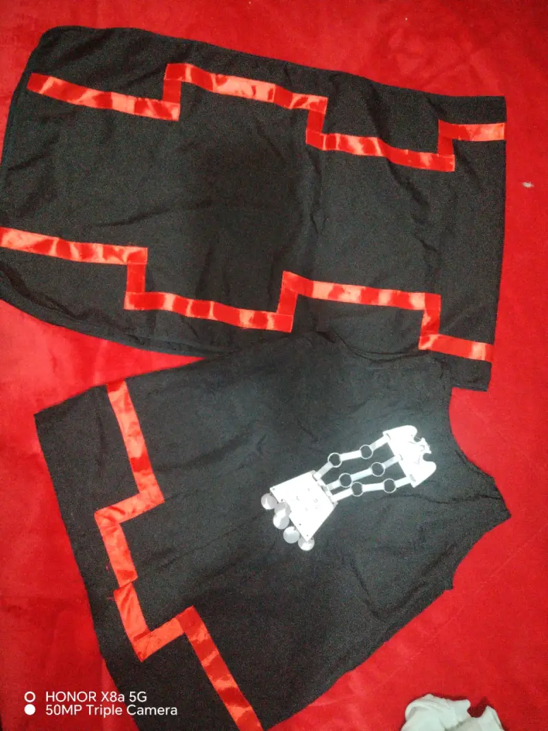 Disfraz mapuche negro con detalles rojos