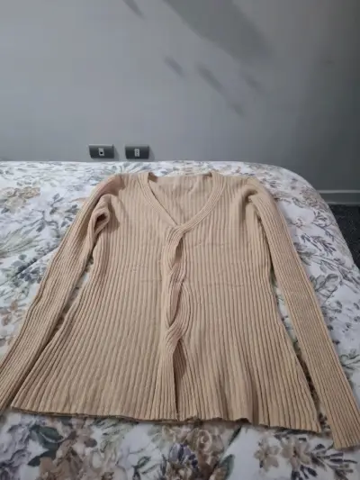 Chaleco de punto beige con diseño trenzado - miniatura 1