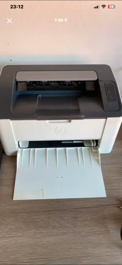 Impresora láser HP con cable de alimentación - miniatura 1