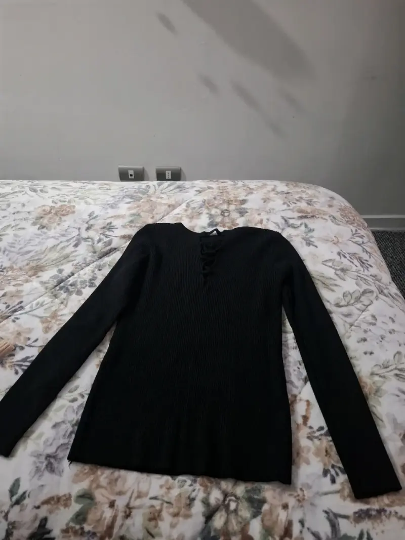 Polera negra con escote de cordones - 1