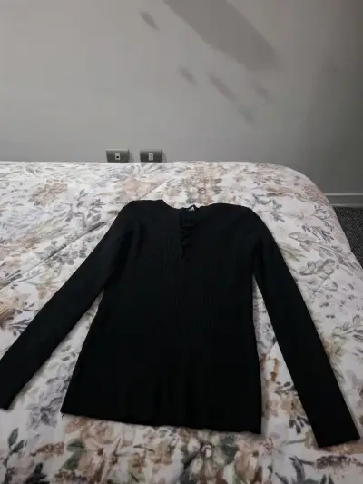 Polera negra con escote de cordones - miniatura 1