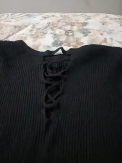 Polera negra con escote de cordones - miniatura 2