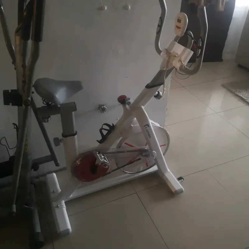 Bicicleta estática blanca para ejercicio en casa - 1