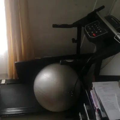Bicicleta estática blanca para ejercicio en casa - miniatura 2