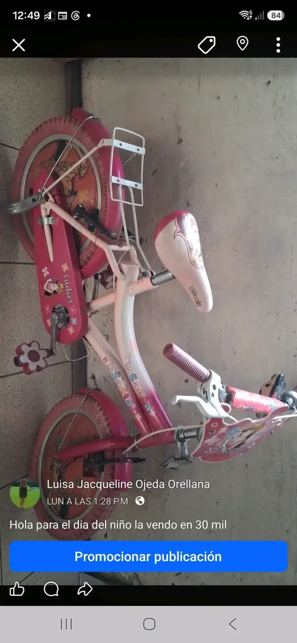 Bicicleta infantil rosa con diseño de princesas