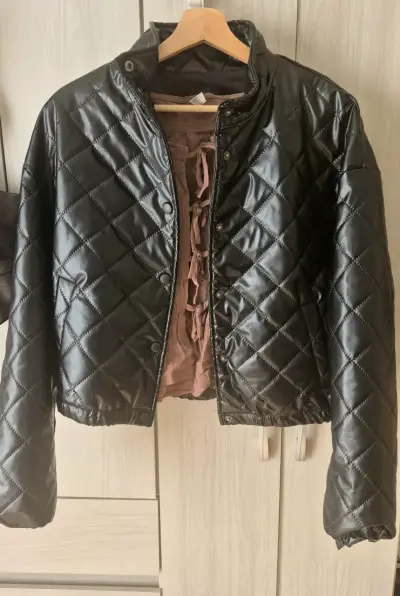 Chaqueta acolchada negra para mujer - miniatura 1