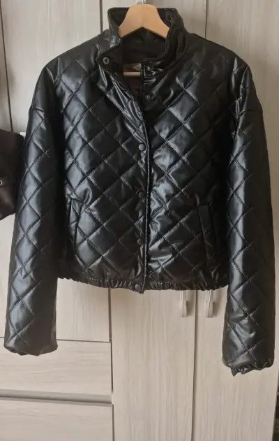 Chaqueta acolchada negra para mujer - miniatura 2