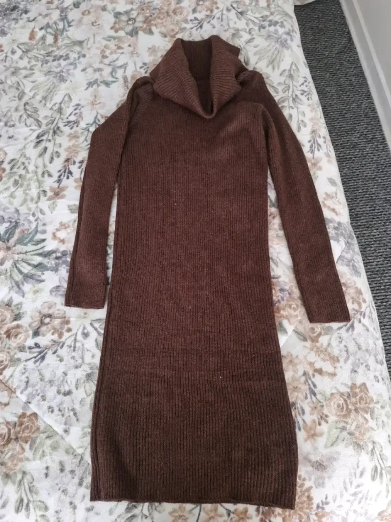 Vestido de punto marrón con cuello alto
